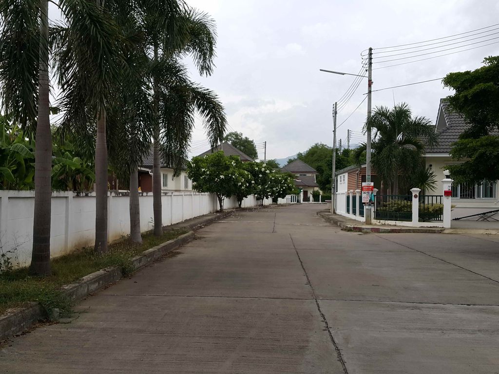 ภาพถนนตรงที่ สมหวังการ์เดนโฮม ตั้งอยู่ ถ่ายโดย jrcarlsen พ.ศ. 2558 (2015) · A street-level view of where สมหวังการ์เดนโฮม · Somwang Garden Home stands, by jrcarlsen in 2558 (2015)