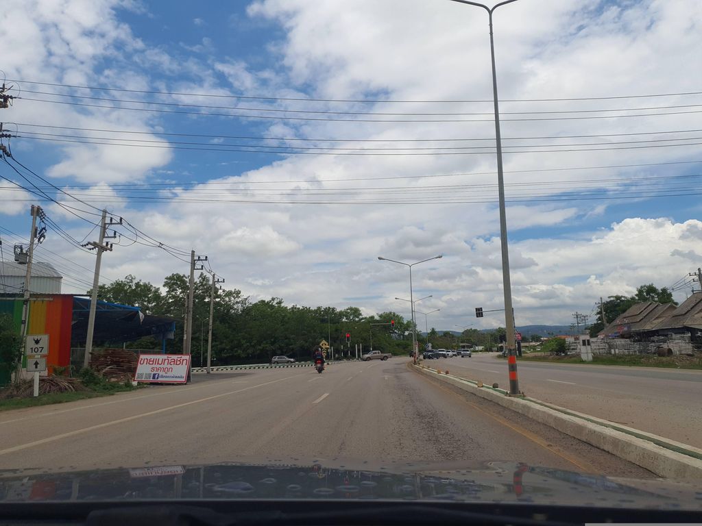 ภาพถนนตรงที่ Chiang Dao Shabu ตั้งอยู่ ถ่ายโดย jrcarlsen พ.ศ. 2566 (2023) · A street-level view of where Chiang Dao Shabu stands, by jrcarlsen in 2566 (2023)