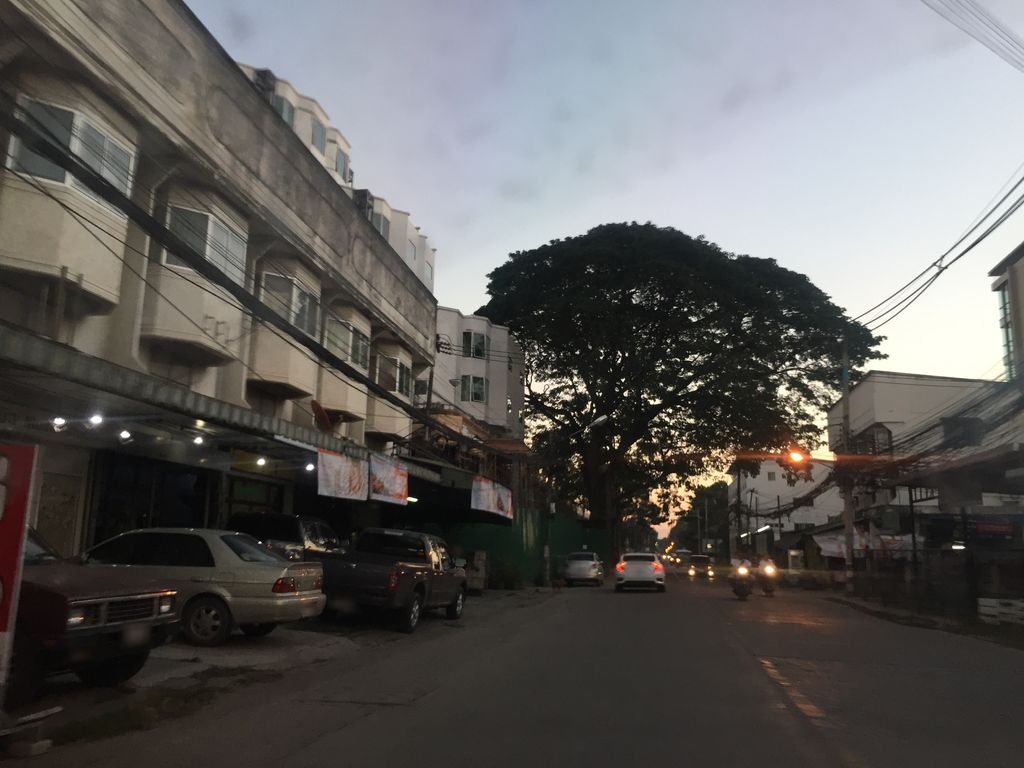 ภาพถนนตรงที่ Wunzy Nail Salon ตั้งอยู่ ถ่ายโดย kyoko พ.ศ. 2561 (2018) · A street-level view of where Wunzy Nail Salon stands, by kyoko in 2561 (2018)