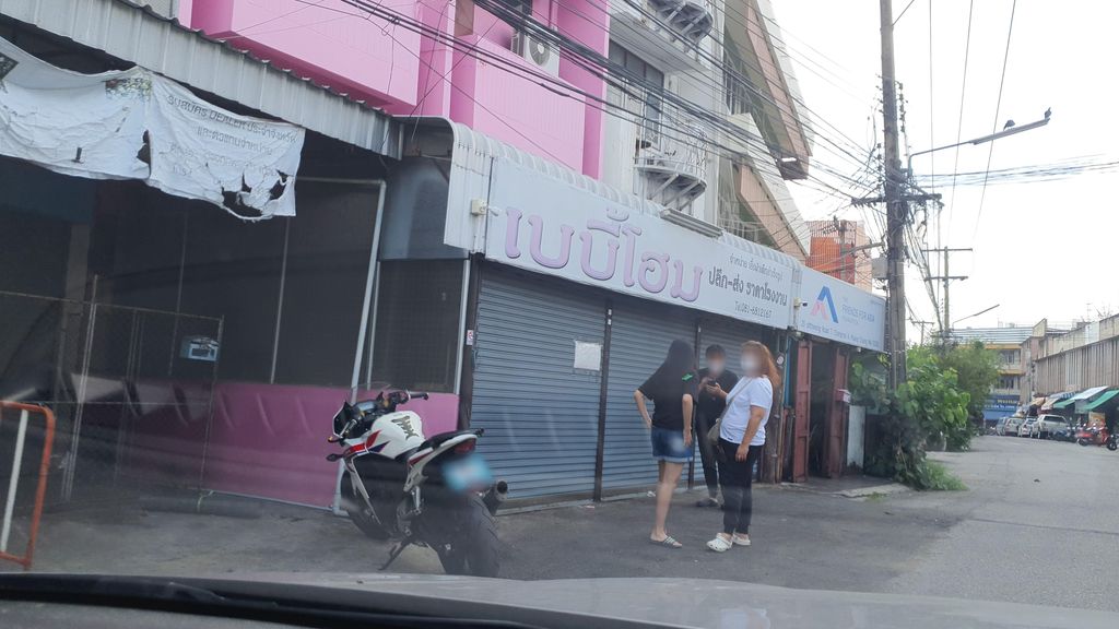 ภาพถนนตรงที่ เบบี้โฮม ตั้งอยู่ ถ่ายโดย jrcarlsen พ.ศ. 2565 (2022) · A street-level view of where เบบี้โฮม · Baby Home stands, by jrcarlsen in 2565 (2022)