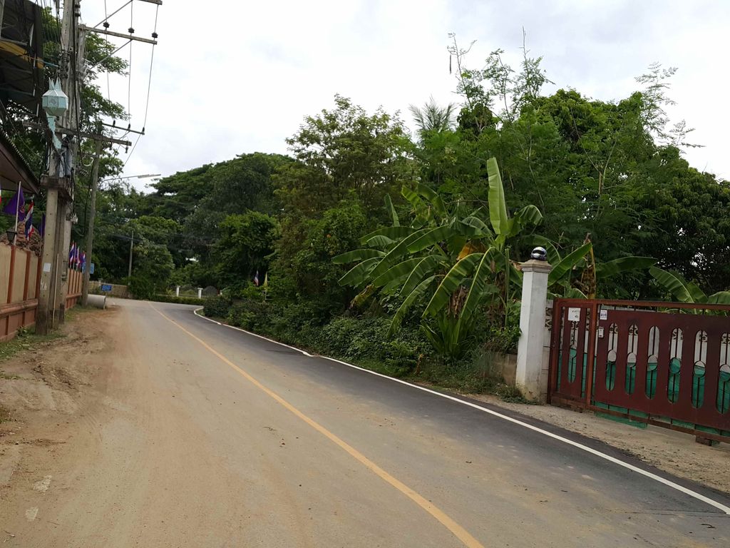 ภาพถนนตรงที่ ชายป้ายสี คาเฟ่ ตั้งอยู่ ถ่ายโดย jrcarlsen พ.ศ. 2558 (2015) · A street-level view of where ชายป้ายสี คาเฟ่ · Chaipaisi Café stands, by jrcarlsen in 2558 (2015)