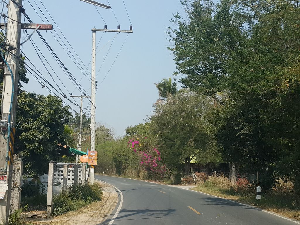 ภาพถนนตรงที่ ลาบพ่อขุน ตั้งอยู่ ถ่ายโดย jrcarlsen พ.ศ. 2559 (2016) · A street-level view of where ลาบพ่อขุน · Lapphokhun stands, by jrcarlsen in 2559 (2016)