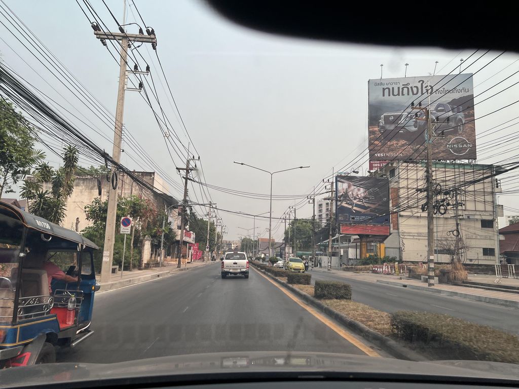 ภาพถนนตรงที่ ธนาคารกรุงไทย ตั้งอยู่ ถ่ายโดย lin_wang พ.ศ. 2567 (2024) · A street-level view of where ธนาคารกรุงไทย · Krungthai Bank stands, by lin_wang in 2567 (2024)