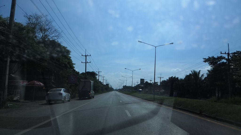 ภาพถนนตรงที่ Tree coffee ตั้งอยู่ ถ่ายโดย charlesano พ.ศ. 2561 (2018) · A street-level view of where Tree coffee stands, by charlesano in 2561 (2018)