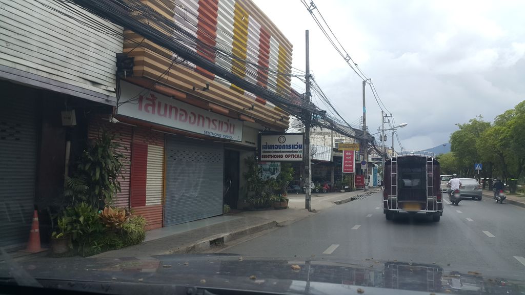 ภาพถนนตรงที่ ทองมังกรหยก เยาวราช ตั้งอยู่ ถ่ายโดย jrcarlsen พ.ศ. 2562 (2019) · A street-level view of where ทองมังกรหยก เยาวราช · Thong Mangka Yok Yaowarat stands, by jrcarlsen in 2562 (2019)