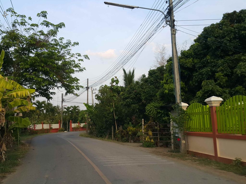 ภาพถนนตรงที่ Pakin Coffee ตั้งอยู่ ถ่ายโดย jrcarlsen พ.ศ. 2558 (2015) · A street-level view of where Pakin Coffee stands, by jrcarlsen in 2558 (2015)
