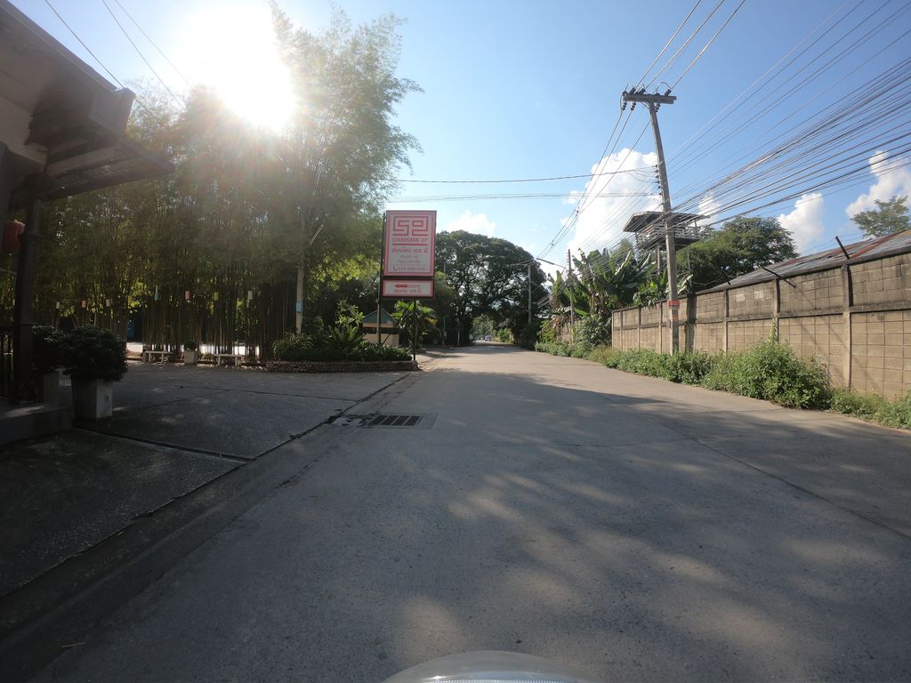 ภาพถนนตรงที่ Chiang Mai International Rotary Club ตั้งอยู่ ถ่ายโดย chanuwath_grab พ.ศ. 2562 (2019) · A street-level view of where Chiang Mai International Rotary Club stands, by chanuwath_grab in 2562 (2019)