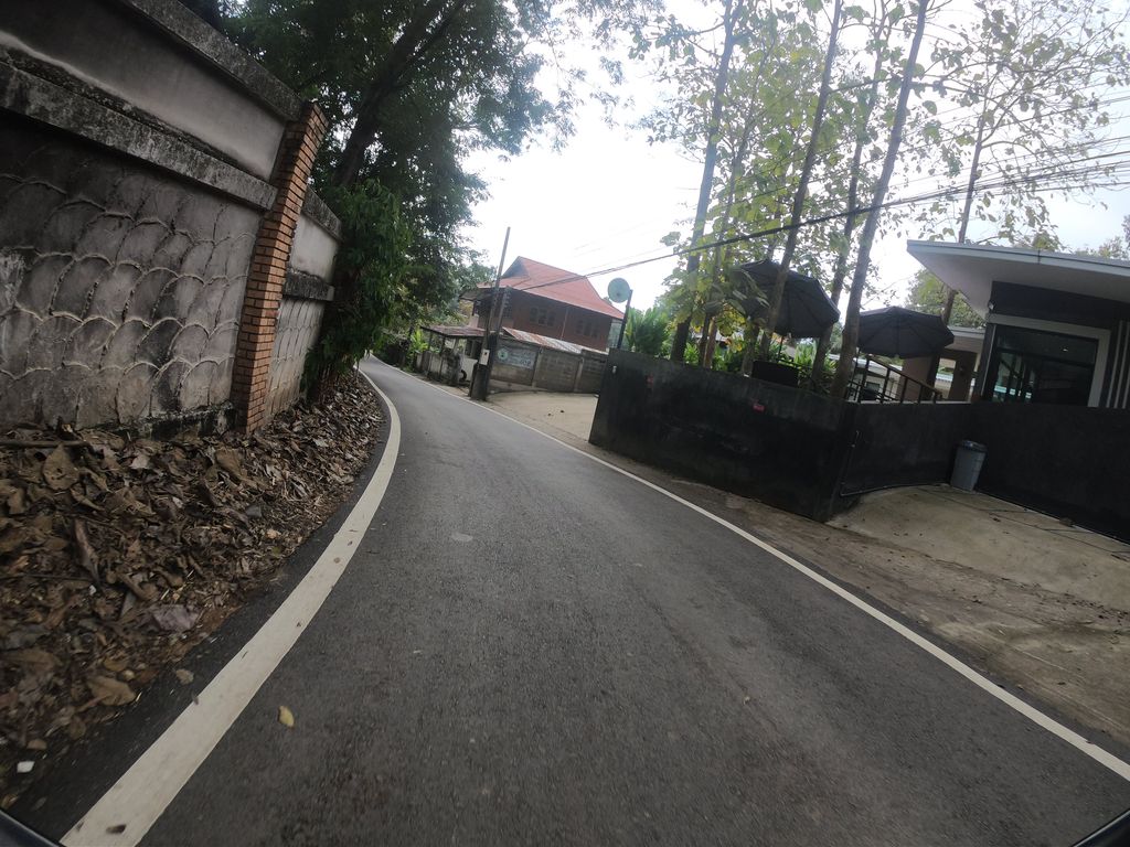 ภาพถนนตรงที่ ป้าติ๊ก ตูบตีนดอย ตั้งอยู่ ถ่ายโดย chanuwath_grab พ.ศ. 2562 (2019) · A street-level view of where ป้าติ๊ก ตูบตีนดอย · Patik Tuptindoi stands, by chanuwath_grab in 2562 (2019)