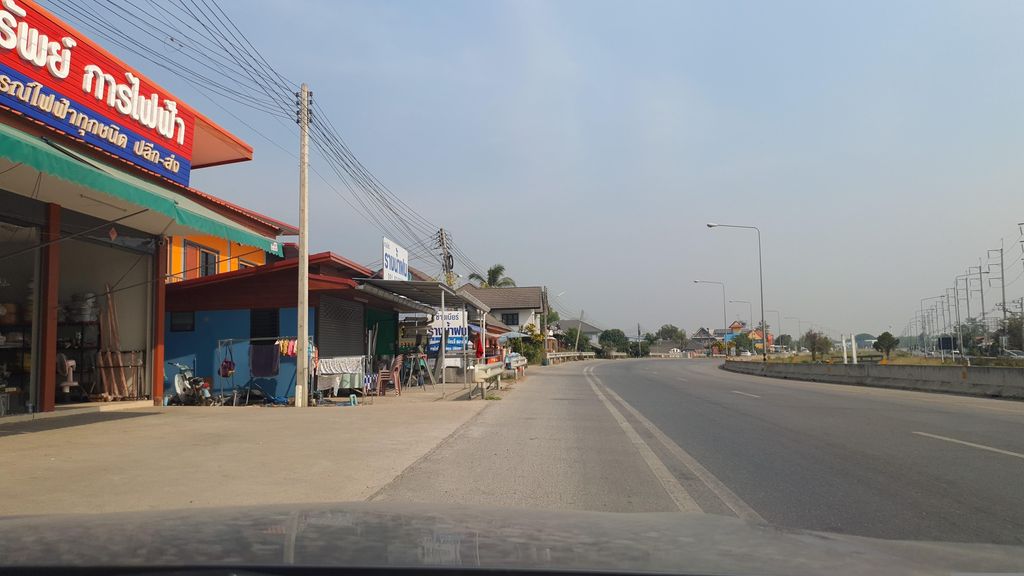 ภาพถนนตรงที่ ร้านกาแฟ เดอะซัน บ้านแพะดอยถ้ำ ตั้งอยู่ ถ่ายโดย jrcarlsen พ.ศ. 2566 (2023) · A street-level view of where ร้านกาแฟ เดอะซัน บ้านแพะดอยถ้ำ · The San Ban Phae Doi Tham Coffee shop stands, by jrcarlsen in 2566 (2023)