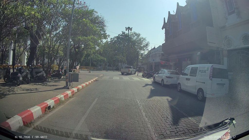 ภาพถนนตรงที่ ก๋วยเตี๋ยวหอมกลิ่น ตั้งอยู่ ถ่ายโดย ThailandCambodia พ.ศ. 2569 (2026) · A street-level view of where ก๋วยเตี๋ยวหอมกลิ่น · Kuaitiao Homklin stands, by ThailandCambodia in 2569 (2026)