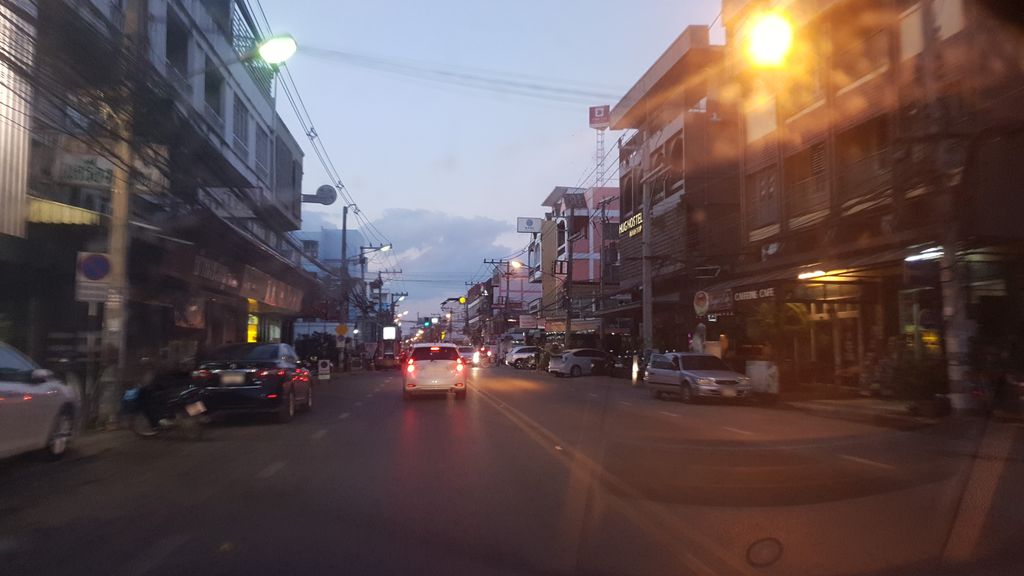 ภาพถนนตรงที่ สำนักงานเจนร่วมจิต ทนายความ การบัญชีและธุรกิจ ตั้งอยู่ ถ่ายโดย silamanee พ.ศ. 2561 (2018) · A street-level view of where สำนักงานเจนร่วมจิต ทนายความ การบัญชีและธุรกิจ · Samnakngan Chen Ruam Chit Thanaikhwam Kanbanchi Lae Thunkit stands, by silamanee in 2561 (2018)