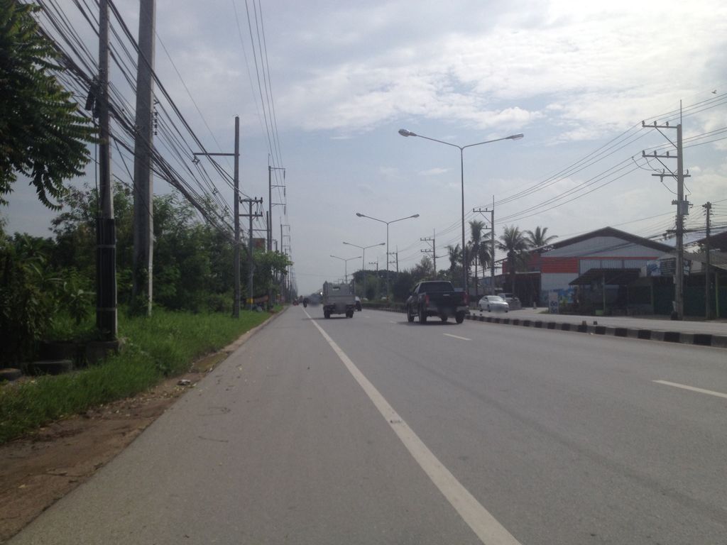 ภาพถนนตรงที่ เดอะ รีเวอร์ ตั้งอยู่ ถ่ายโดย jimwatana พ.ศ. 2558 (2015) · A street-level view of where เดอะ รีเวอร์ · The Riwoe stands, by jimwatana in 2558 (2015)