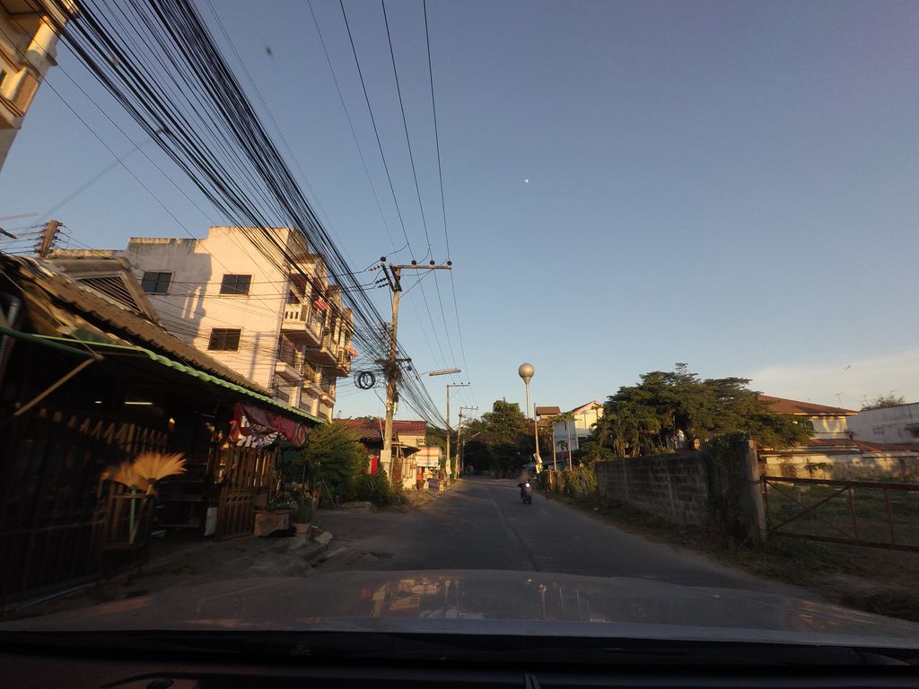 ภาพถนนตรงที่ Chada Nails CNX ตั้งอยู่ ถ่ายโดย mishari พ.ศ. 2563 (2020) · A street-level view of where Chada Nails CNX stands, by mishari in 2563 (2020)