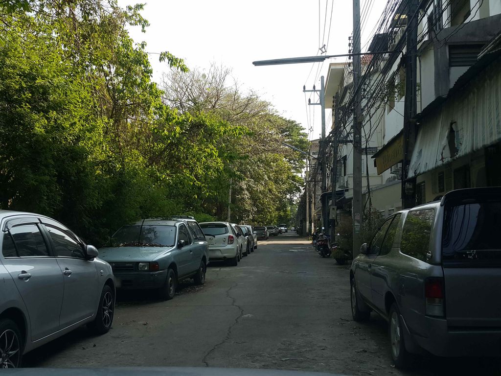 ภาพถนนตรงที่ หมูสด มหาเฮง บ้านแม่ขาน ตั้งอยู่ ถ่ายโดย jrcarlsen พ.ศ. 2558 (2015) · A street-level view of where หมูสด มหาเฮง บ้านแม่ขาน · Mutda Mahaheng Ban Mae Khan stands, by jrcarlsen in 2558 (2015)