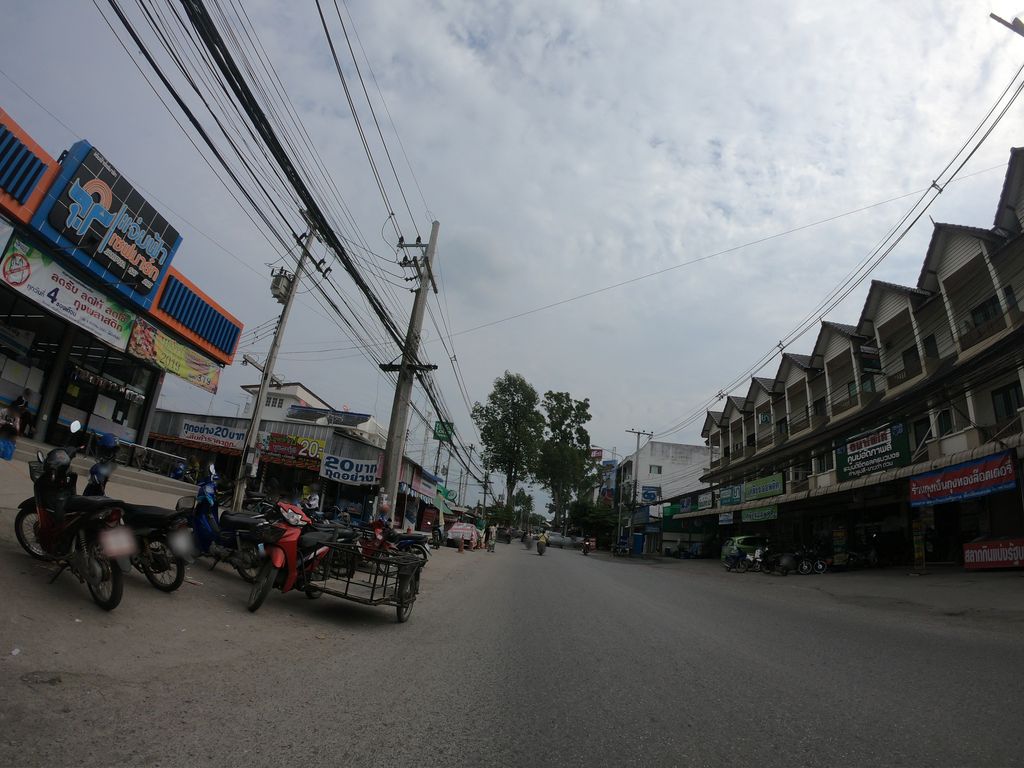 ภาพถนนตรงที่ แจ่มฟ้าเซฟมาร์ท ตั้งอยู่ ถ่ายโดย chanuwath_grab พ.ศ. 2562 (2019) · A street-level view of where แจ่มฟ้าเซฟมาร์ท · Chaemfa Sepmat stands, by chanuwath_grab in 2562 (2019)