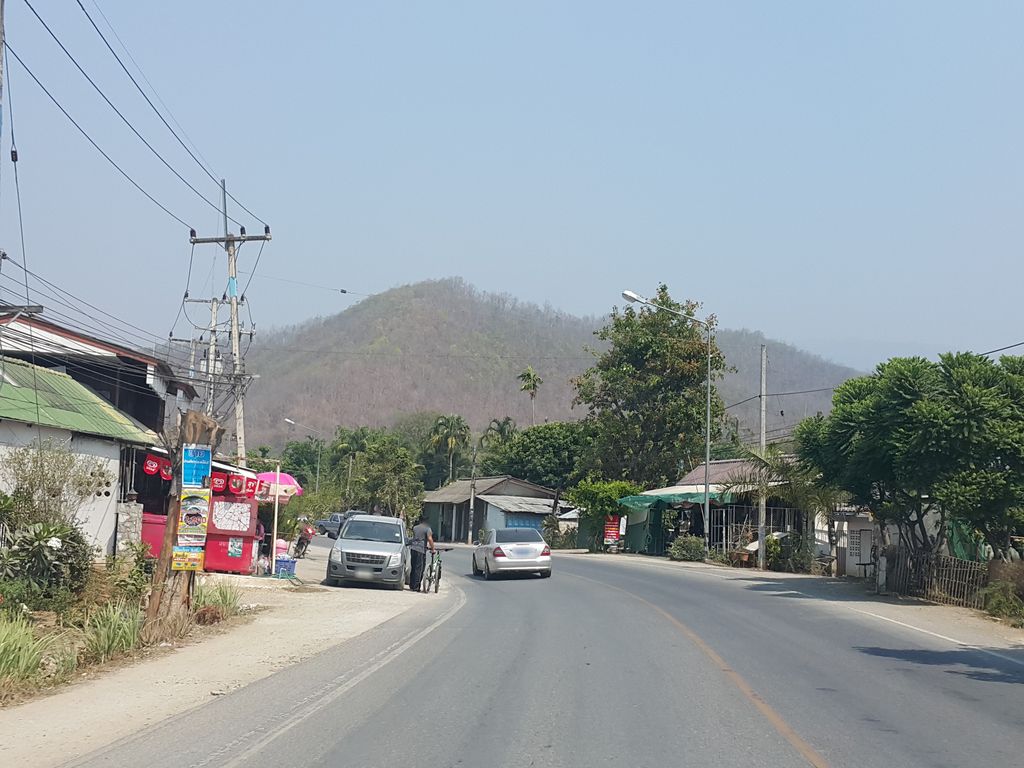 ภาพถนนตรงที่ เตี๋ยวบุฟเฟ่ ตั้งอยู่ ถ่ายโดย jrcarlsen พ.ศ. 2559 (2016) · A street-level view of where เตี๋ยวบุฟเฟ่ · Tiaobupfe stands, by jrcarlsen in 2559 (2016)