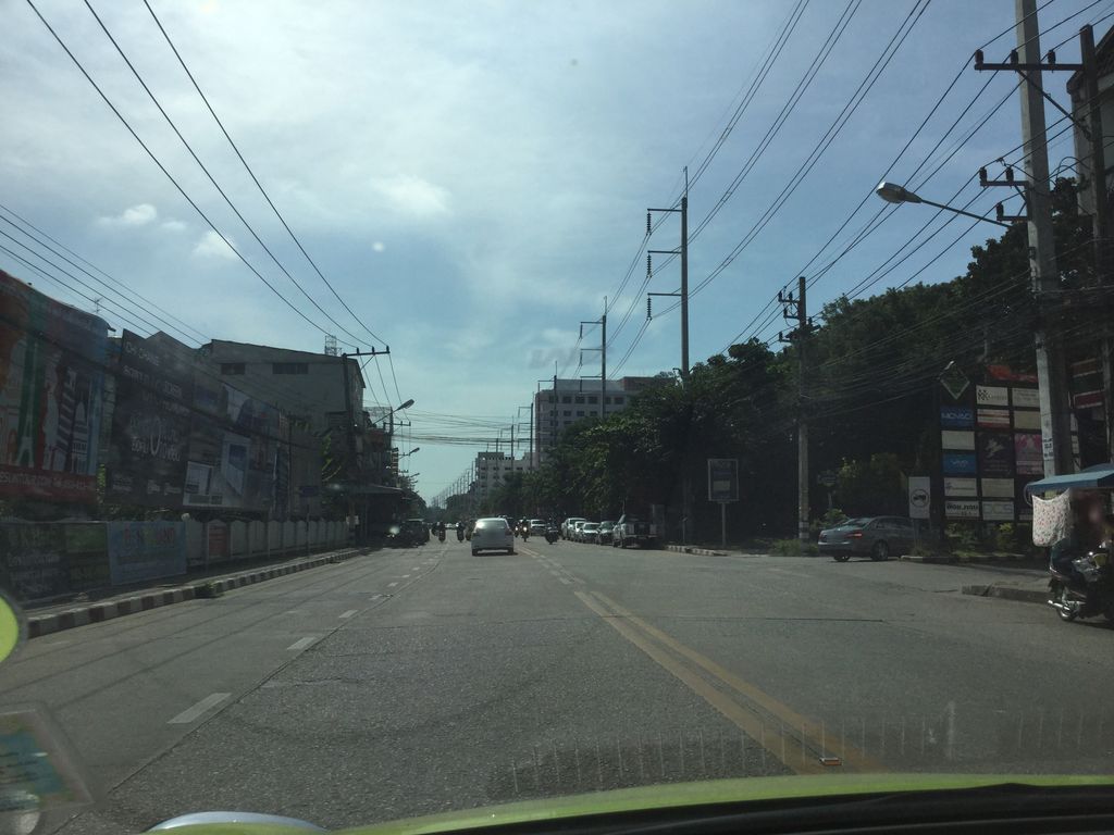 ภาพถนนตรงที่ ThaiChic Denim ตั้งอยู่ ถ่ายโดย pimpream พ.ศ. 2559 (2016) · A street-level view of where ThaiChic Denim stands, by pimpream in 2559 (2016)