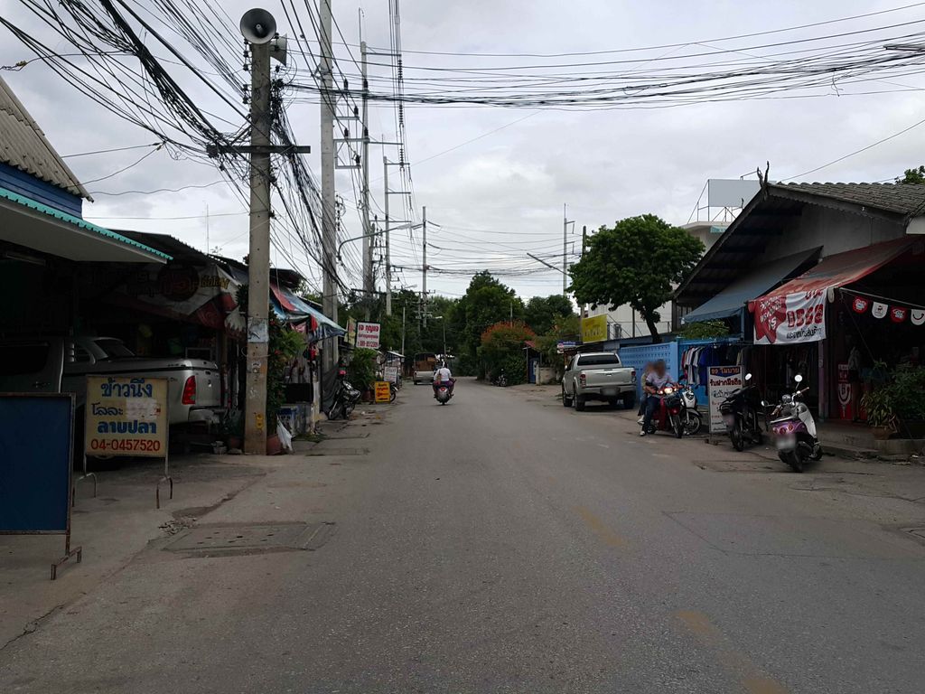 ภาพถนนตรงที่ Savor. Roaster Society ตั้งอยู่ ถ่ายโดย jrcarlsen พ.ศ. 2558 (2015) · A street-level view of where Savor. Roaster Society stands, by jrcarlsen in 2558 (2015)