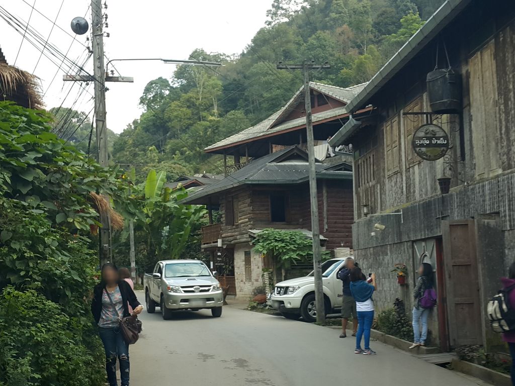 ภาพถนนตรงที่ อัญชัญ Slow Cook แม่กำปอง ตั้งอยู่ ถ่ายโดย jrcarlsen พ.ศ. 2558 (2015) · A street-level view of where อัญชัญ Slow Cook แม่กำปอง stands, by jrcarlsen in 2558 (2015)