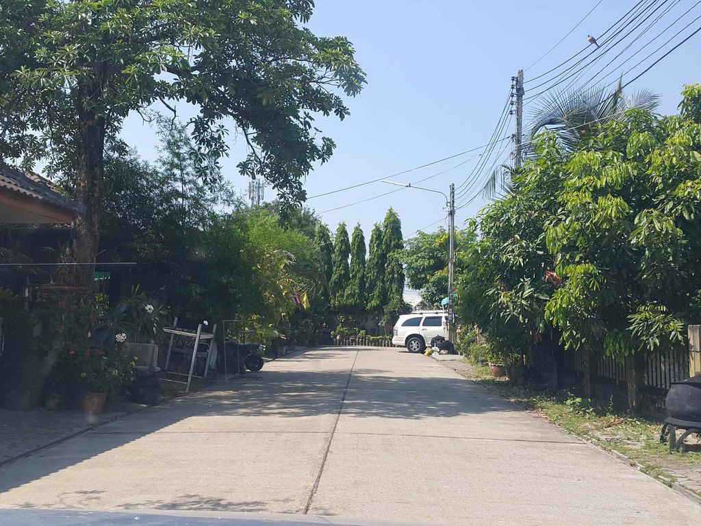ภาพถนนตรงที่ Santai Bann No.54 ตั้งอยู่ ถ่ายโดย jrcarlsen พ.ศ. 2558 (2015) · A street-level view of where Santai Bann No.54 stands, by jrcarlsen in 2558 (2015)