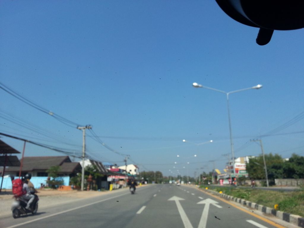 ภาพถนนตรงที่ โกดังส้มเด็กดอย ตั้งอยู่ ถ่ายโดย mishari พ.ศ. 2558 (2015) · A street-level view of where โกดังส้มเด็กดอย · Kodang Som Dekdoi stands, by mishari in 2558 (2015)