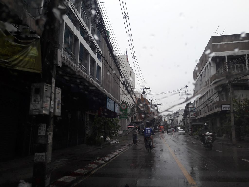 ภาพถนนตรงที่ 4649 Clinic ตั้งอยู่ ถ่ายโดย superbate พ.ศ. 2561 (2018) · A street-level view of where 4649 Clinic stands, by superbate in 2561 (2018)