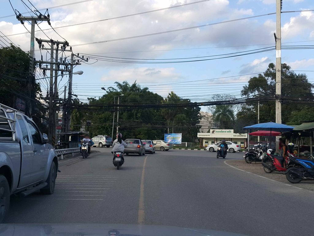 ภาพถนนตรงที่ Space Land Maejo ตั้งอยู่ ถ่ายโดย jrcarlsen พ.ศ. 2558 (2015) · A street-level view of where Space Land Maejo stands, by jrcarlsen in 2558 (2015)