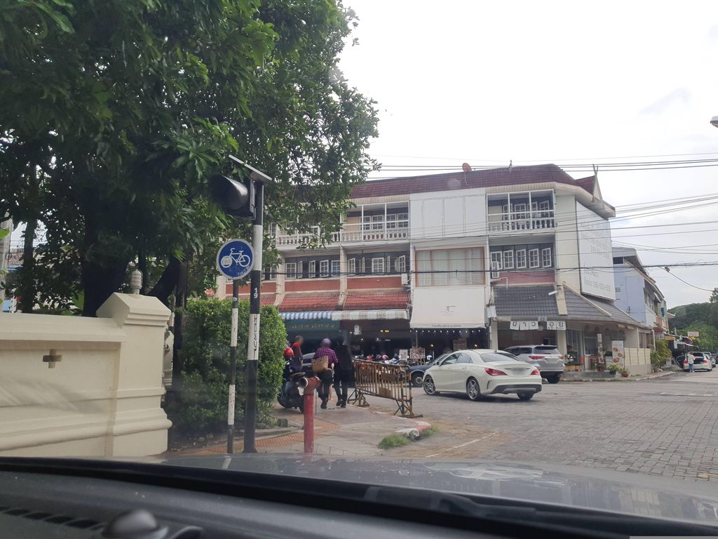 ภาพถนนตรงที่ Hug Academy ตั้งอยู่ ถ่ายโดย jrcarlsen พ.ศ. 2566 (2023) · A street-level view of where Hug Academy stands, by jrcarlsen in 2566 (2023)