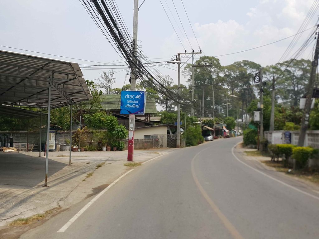 ภาพถนนตรงที่ ตู้กับข้าวเชียงใหม่ ตั้งอยู่ ถ่ายโดย jrcarlsen พ.ศ. 2558 (2015) · A street-level view of where ตู้กับข้าวเชียงใหม่ · Tukapkhao Chiang Mai stands, by jrcarlsen in 2558 (2015)