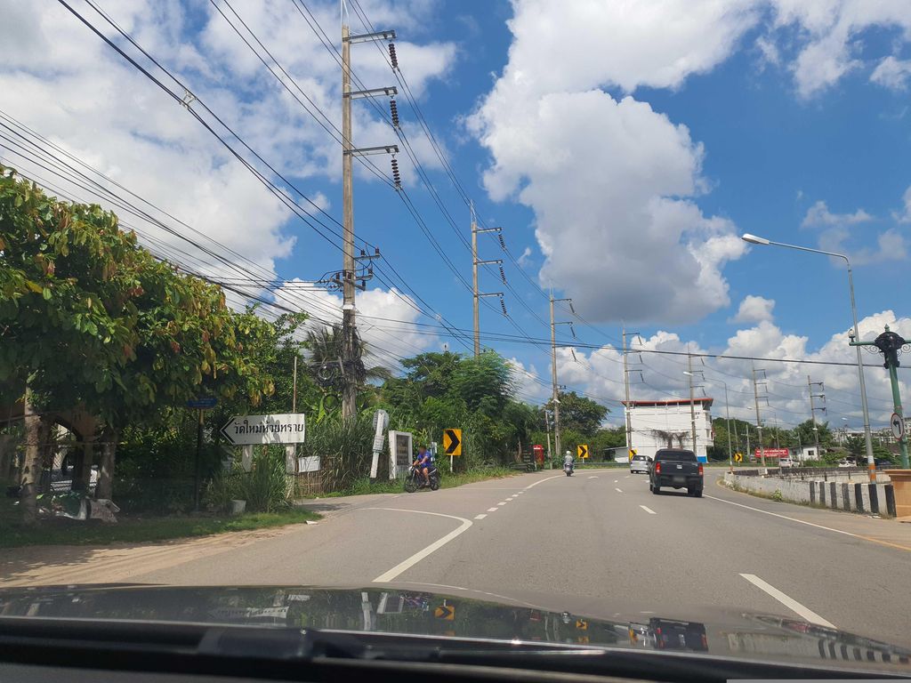 ภาพถนนตรงที่ TART Motorrad Chiang Mai ตั้งอยู่ ถ่ายโดย jrcarlsen พ.ศ. 2566 (2023) · A street-level view of where TART Motorrad Chiang Mai stands, by jrcarlsen in 2566 (2023)