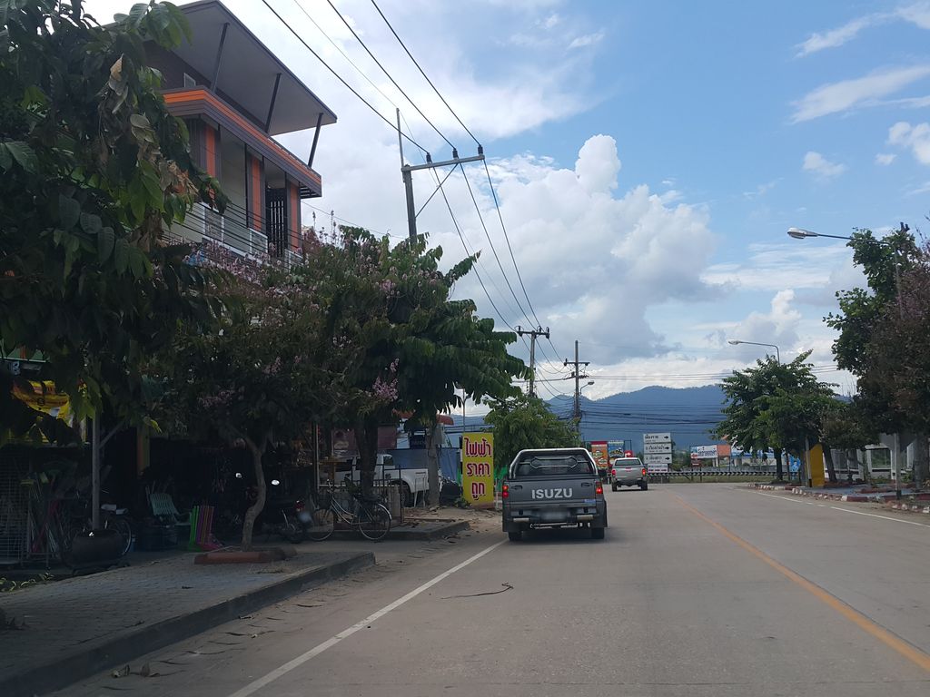 ภาพถนนตรงที่ Moka Phrao-หม้อกาพร้าว ตั้งอยู่ ถ่ายโดย jrcarlsen พ.ศ. 2558 (2015) · A street-level view of where Moka Phrao-หม้อกาพร้าว stands, by jrcarlsen in 2558 (2015)