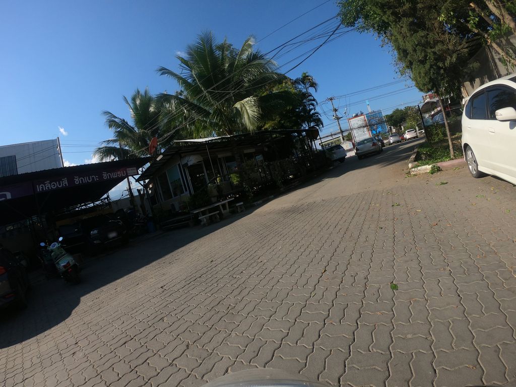 ภาพถนนตรงที่ GOGYM Chiangmai ตั้งอยู่ ถ่ายโดย chanuwath_grab พ.ศ. 2562 (2019) · A street-level view of where GOGYM Chiangmai stands, by chanuwath_grab in 2562 (2019)