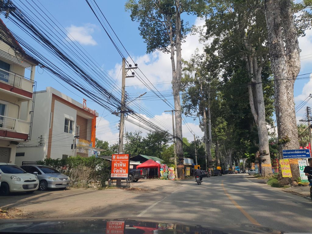 ภาพถนนตรงที่ เนื้อตุ๋นยางเนิ้ง ตั้งอยู่ ถ่ายโดย jrcarlsen พ.ศ. 2566 (2023) · A street-level view of where เนื้อตุ๋นยางเนิ้ง · Nueatun Yangnoeng stands, by jrcarlsen in 2566 (2023)