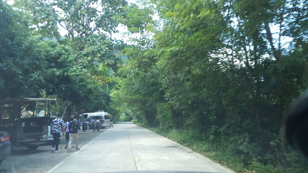 ภาพถนนตรงที่ พาเพื่อนช็อปปิ้ง ตั้งอยู่ ถ่ายโดย jrcarlsen พ.ศ. 2562 (2019) · A street-level view of where พาเพื่อนช็อปปิ้ง · Pha Phuean Shopping stands, by jrcarlsen in 2562 (2019)
