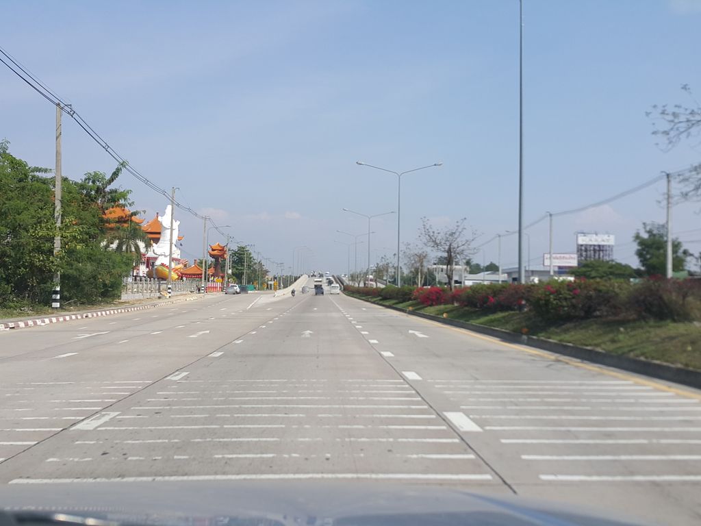 ภาพถนนตรงที่ นิ่มลีสซิ่ง ตั้งอยู่ ถ่ายโดย jrcarlsen พ.ศ. 2558 (2015) · A street-level view of where นิ่มลีสซิ่ง · Nimlitsing stands, by jrcarlsen in 2558 (2015)