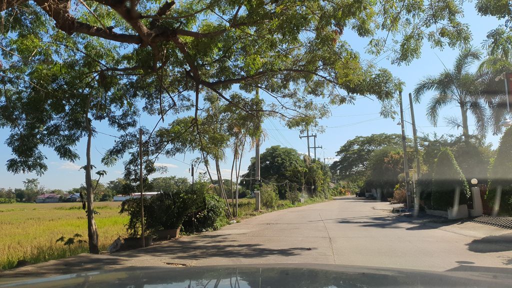 ภาพถนนตรงที่ หมูกระทะพรถวาย ตั้งอยู่ ถ่ายโดย jrcarlsen พ.ศ. 2565 (2022) · A street-level view of where หมูกระทะพรถวาย · Mukratha Phon Thawai stands, by jrcarlsen in 2565 (2022)