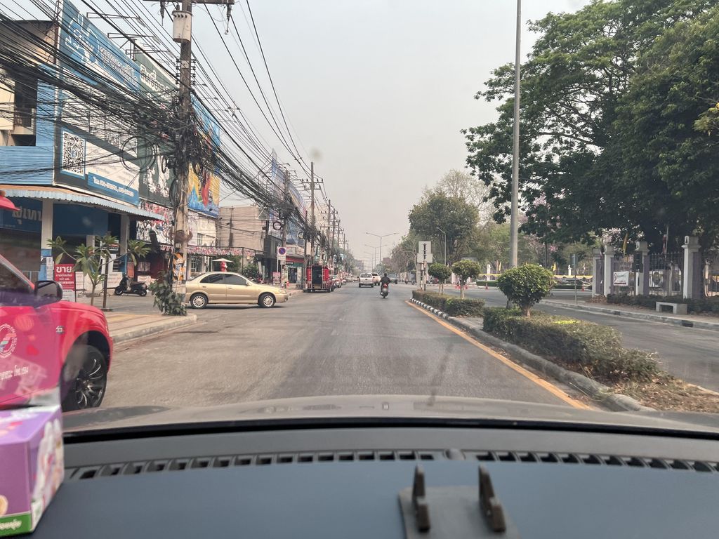 ภาพถนนตรงที่ ร้านสวนชา Gardentea หน้า มช. ตั้งอยู่ ถ่ายโดย lin_wang พ.ศ. 2567 (2024) · A street-level view of where ร้านสวนชา Gardentea หน้า มช. stands, by lin_wang in 2567 (2024)