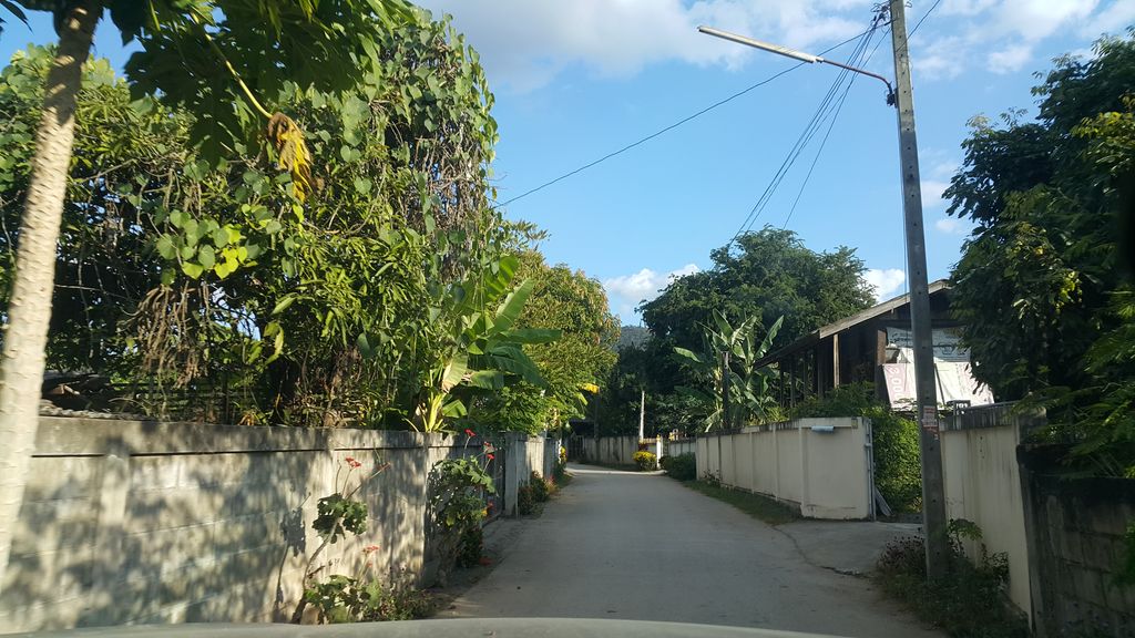 ภาพถนนตรงที่ บ้านป่าตึง ตั้งอยู่ ถ่ายโดย jrcarlsen พ.ศ. 2560 (2017) · A street-level view of where บ้านป่าตึง · Ban Pa Tueng stands, by jrcarlsen in 2560 (2017)