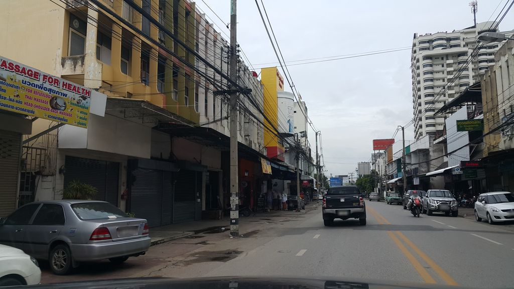 ภาพถนนตรงที่ ล้อเล็กท้ายวังสะพานนวรัฐ ตั้งอยู่ ถ่ายโดย jrcarlsen พ.ศ. 2559 (2016) · A street-level view of where ล้อเล็กท้ายวังสะพานนวรัฐ · Lo Lek Thaiwang Saphan Nawarat stands, by jrcarlsen in 2559 (2016)