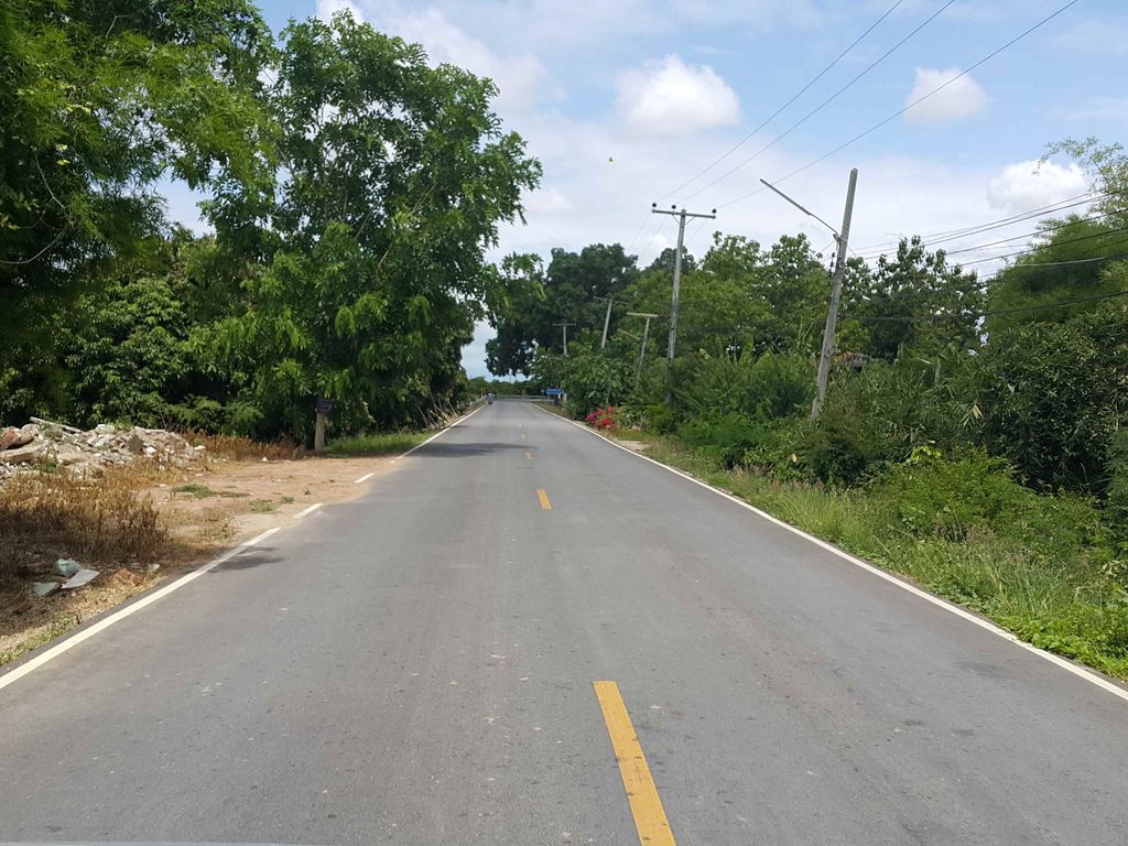 ภาพถนนตรงที่ วัดร้องขุด ตั้งอยู่ ถ่ายโดย jrcarlsen พ.ศ. 2558 (2015) · A street-level view of where วัดร้องขุด · Wat Rong Khut stands, by jrcarlsen in 2558 (2015)
