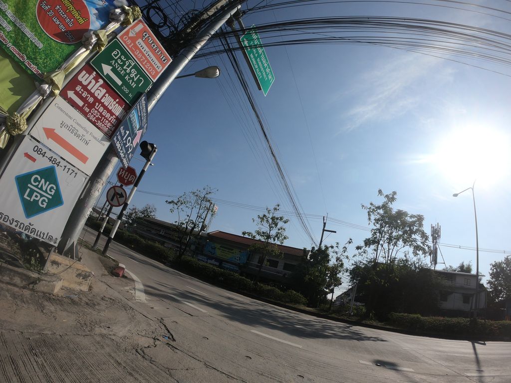 ภาพถนนตรงที่ ร้านปั้นดิน เชียงใหม่ ตั้งอยู่ ถ่ายโดย chanuwath_grab พ.ศ. 2562 (2019) · A street-level view of where ร้านปั้นดิน เชียงใหม่ · Ran Pan Din Chiang Mai stands, by chanuwath_grab in 2562 (2019)