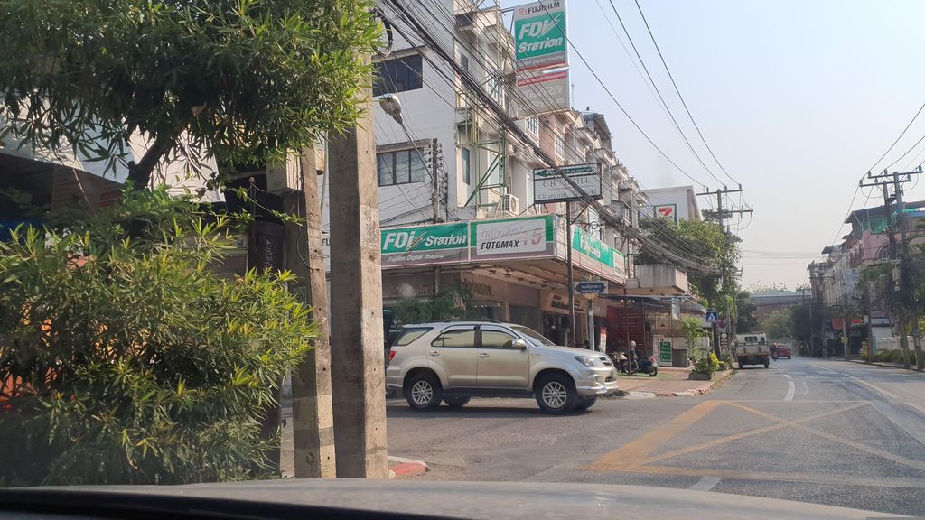 ภาพถนนตรงที่ เชียงใหม่ พลาซ่า ตั้งอยู่ ถ่ายโดย jrcarlsen พ.ศ. 2566 (2023) · A street-level view of where เชียงใหม่ พลาซ่า · Chiang Mai Plaza stands, by jrcarlsen in 2566 (2023)