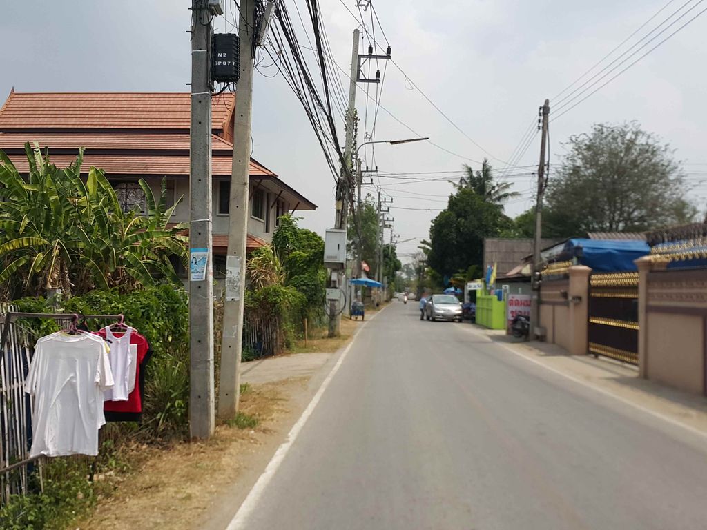 ภาพถนนตรงที่ พิพิธการแพทย์ ตั้งอยู่ ถ่ายโดย jrcarlsen พ.ศ. 2558 (2015) · A street-level view of where พิพิธการแพทย์ · Phiphit Kanphaet stands, by jrcarlsen in 2558 (2015)