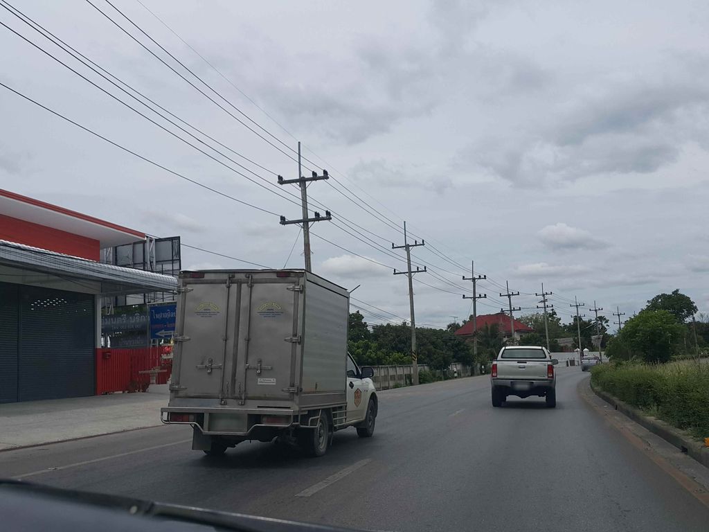 ภาพถนนตรงที่ พี.พี.มอเตอร์ ตั้งอยู่ ถ่ายโดย jrcarlsen พ.ศ. 2558 (2015) · A street-level view of where พี.พี.มอเตอร์ · Phi.phi.Motor stands, by jrcarlsen in 2558 (2015)