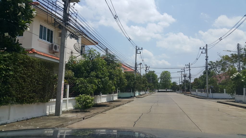 ภาพถนนตรงที่ ร้านข้าวขาหมูดูไว้ ตั้งอยู่ ถ่ายโดย jrcarlsen พ.ศ. 2559 (2016) · A street-level view of where ร้านข้าวขาหมูดูไว้ · Ran Khaokhamu Du Wai stands, by jrcarlsen in 2559 (2016)