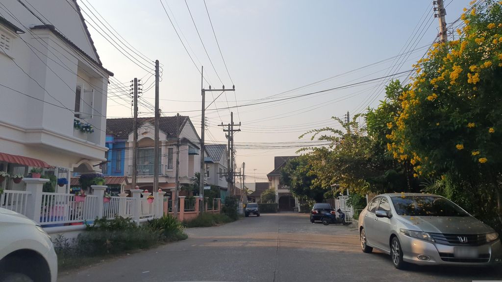 ภาพถนนตรงที่ PaulPete Cafe ตั้งอยู่ ถ่ายโดย jrcarlsen พ.ศ. 2566 (2023) · A street-level view of where PaulPete Cafe stands, by jrcarlsen in 2566 (2023)