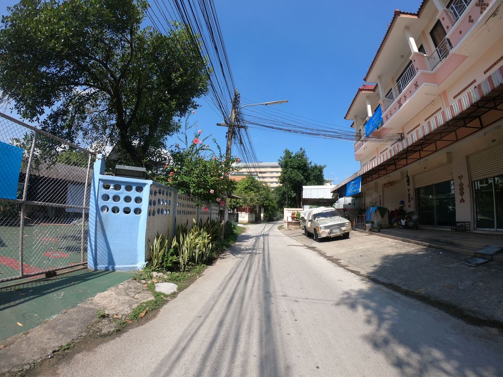 ภาพถนนตรงที่ เคมี พี่บัคกี้ ตั้งอยู่ ถ่ายโดย chanuwath_grab พ.ศ. 2562 (2019) · A street-level view of where เคมี พี่บัคกี้ · Khemi Phibakki stands, by chanuwath_grab in 2562 (2019)