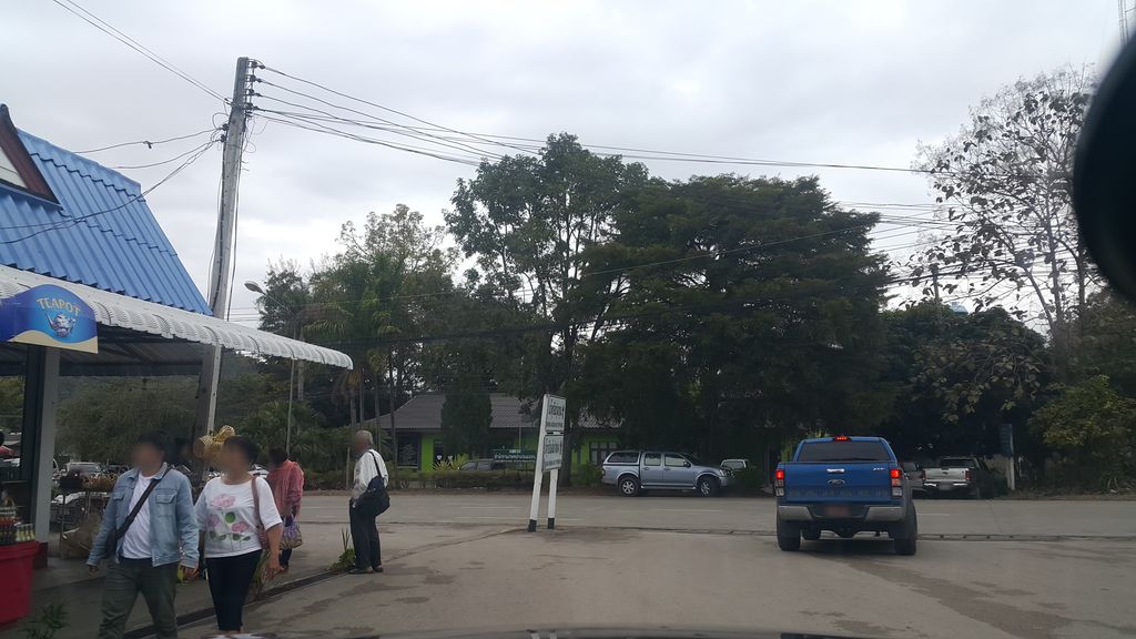 ภาพถนนตรงที่ จินดาเภสัช ตั้งอยู่ ถ่ายโดย jrcarlsen พ.ศ. 2561 (2018) · A street-level view of where จินดาเภสัช · Chindaphesat stands, by jrcarlsen in 2561 (2018)