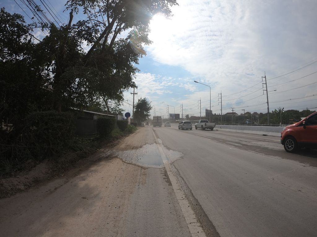ภาพถนนตรงที่ สยามพารวย ตั้งอยู่ ถ่ายโดย chanuwath_grab พ.ศ. 2562 (2019) · A street-level view of where สยามพารวย · Sayampharuai stands, by chanuwath_grab in 2562 (2019)
