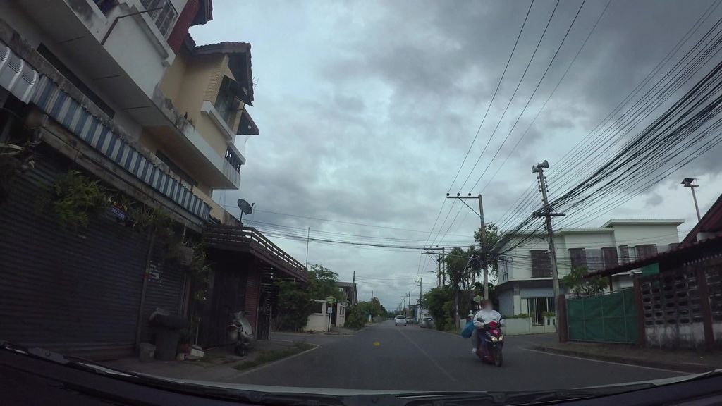 ภาพถนนตรงที่ ข้าวขาหมูตุ๋นเห็ดหอมวรุณ ตั้งอยู่ ถ่ายโดย kaart_3 พ.ศ. 2562 (2019) · A street-level view of where ข้าวขาหมูตุ๋นเห็ดหอมวรุณ · Khaokhamu Tun Hethom Warun stands, by kaart_3 in 2562 (2019)